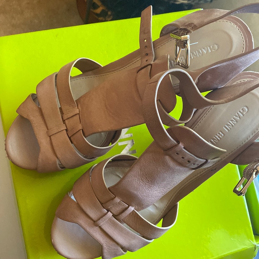 GB - CREAM WEDGED HEEL (WELTON)